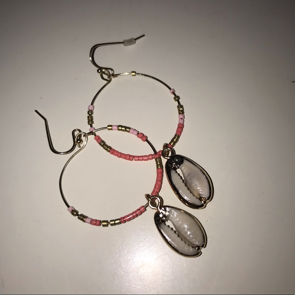 Conch shell dangle earrings - Picture 3 of 3